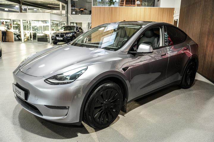 Sølv Tesla Model Y fra 2024