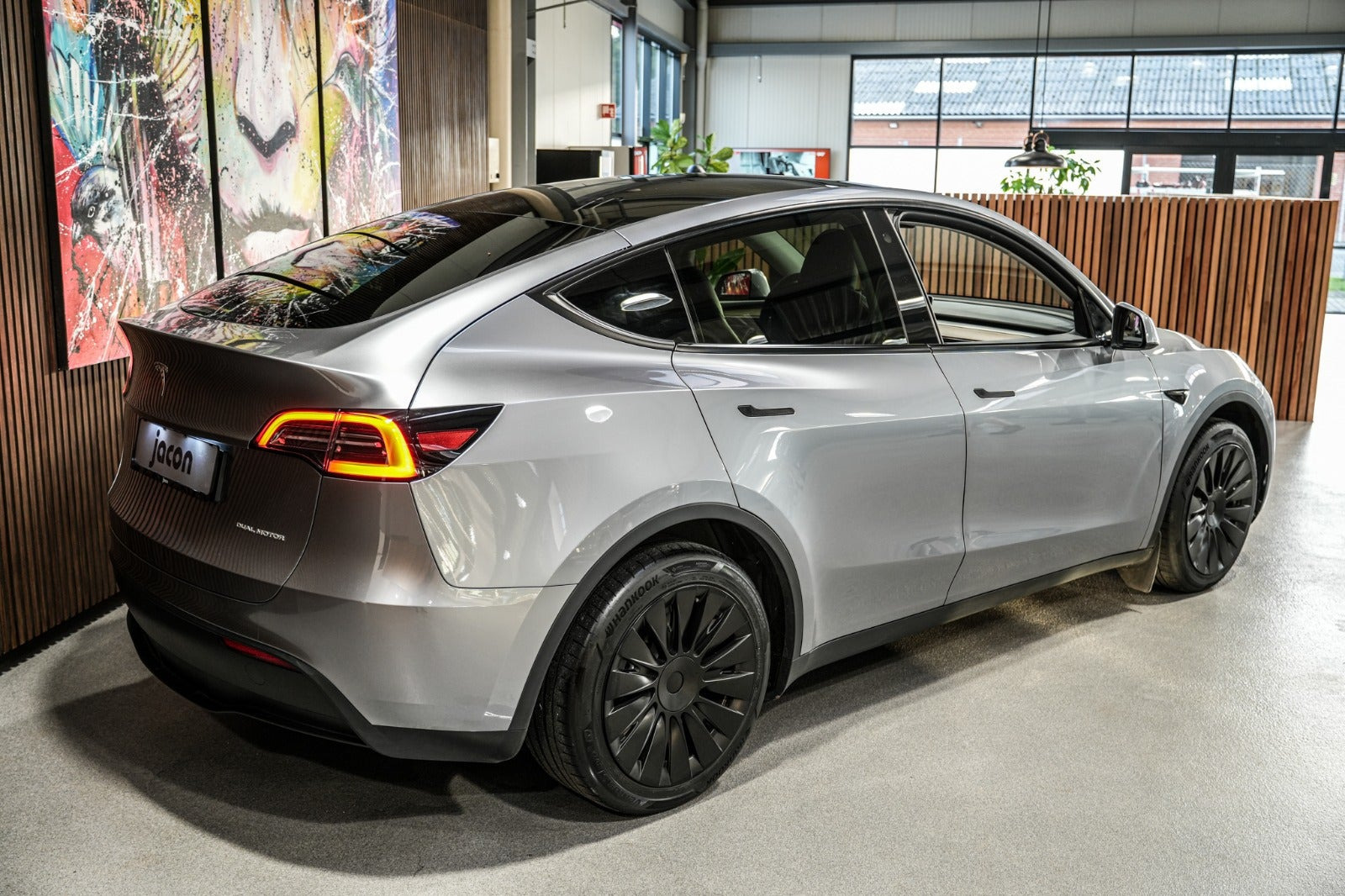 Sølv Tesla Model Y fra 2024