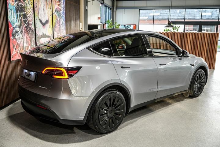 Sølv Tesla Model Y fra 2024