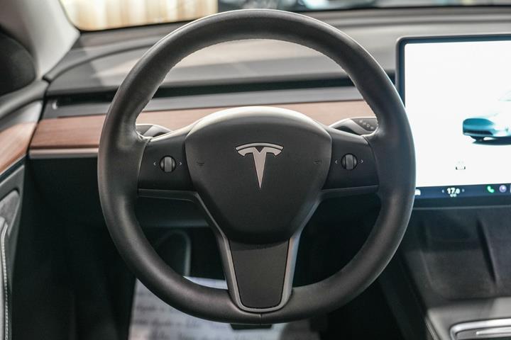 Sølv Tesla Model Y fra 2024