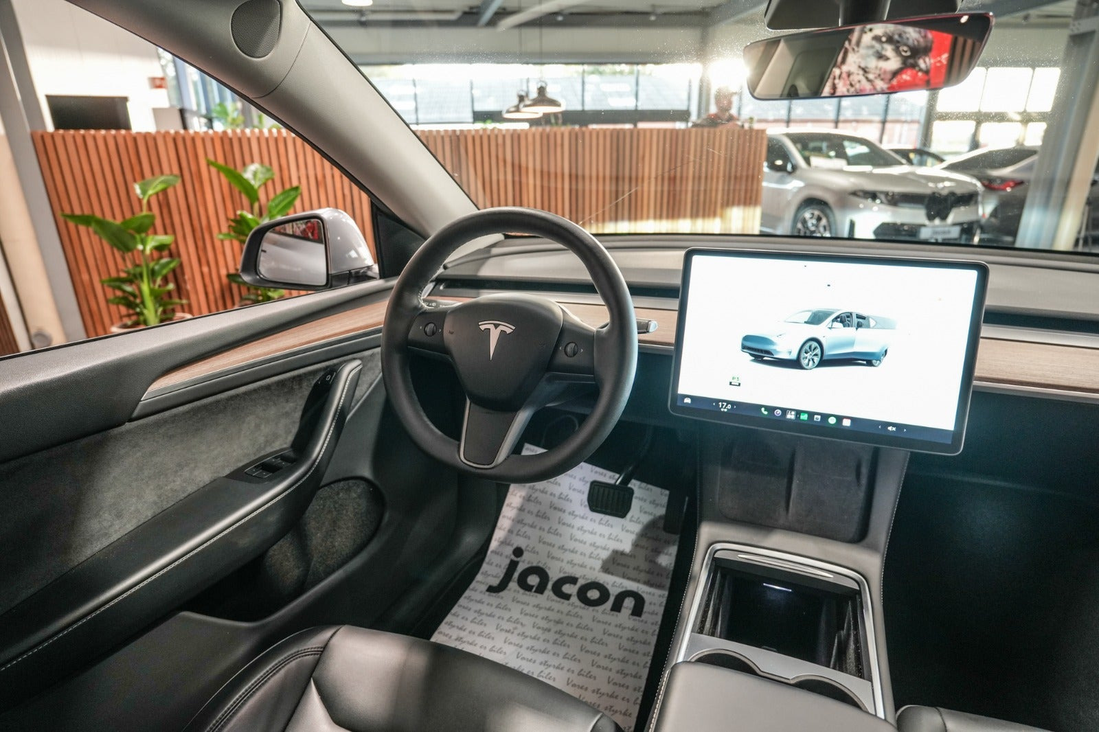 Sølv Tesla Model Y fra 2024