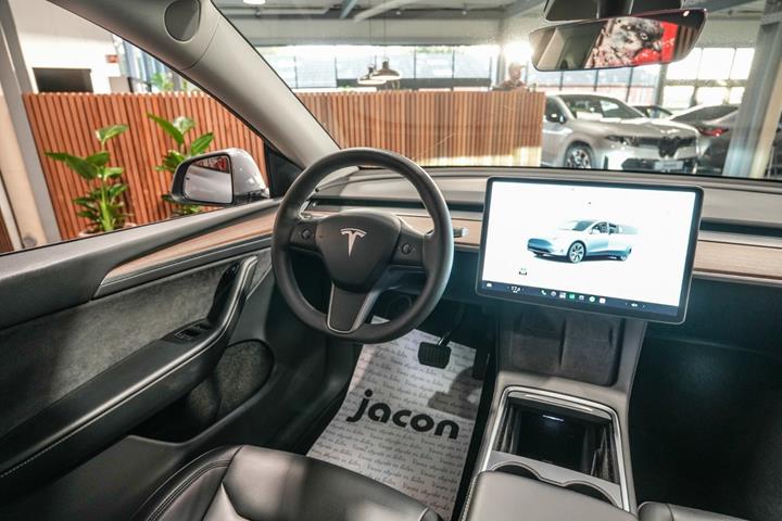 Sølv Tesla Model Y fra 2024