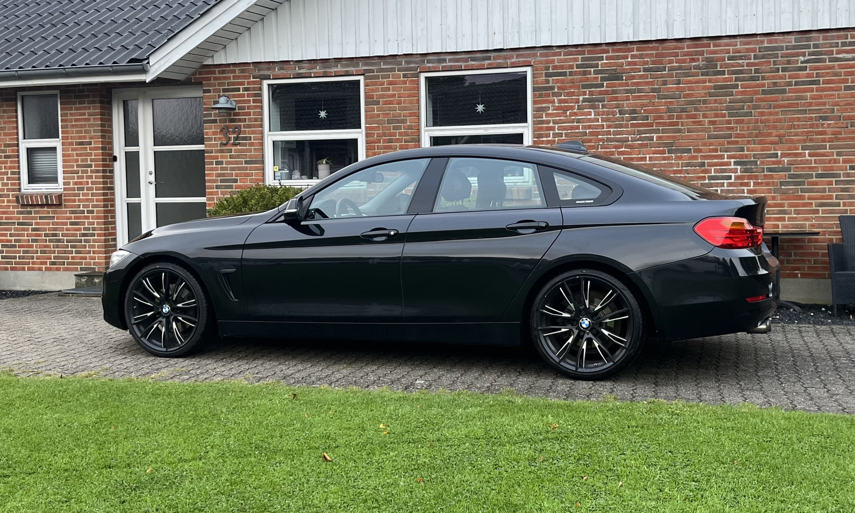 Sort BMW 430i fra 2016