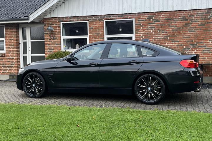 Sort BMW 430i fra 2016