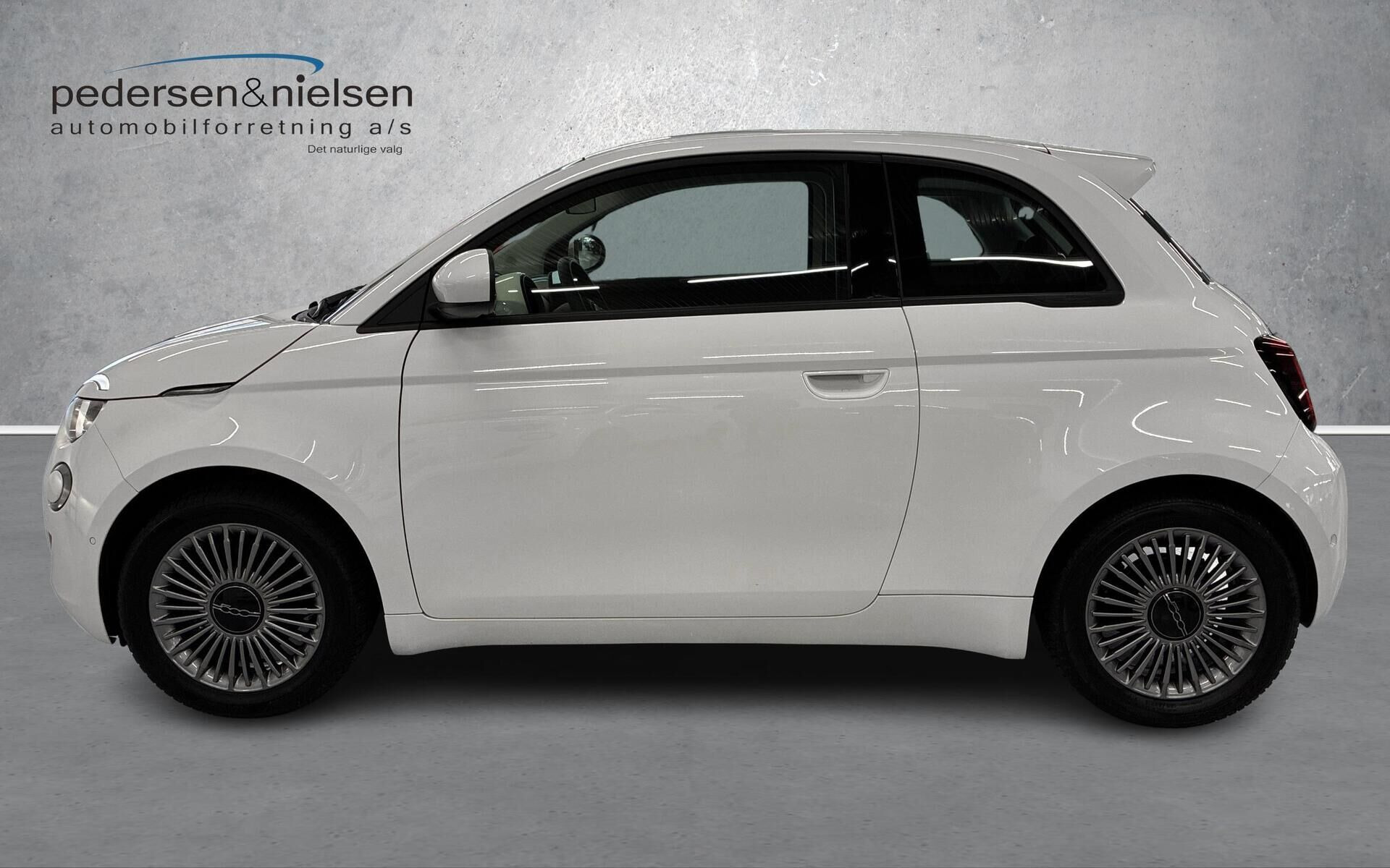 Hvid Fiat 500e fra 2023
