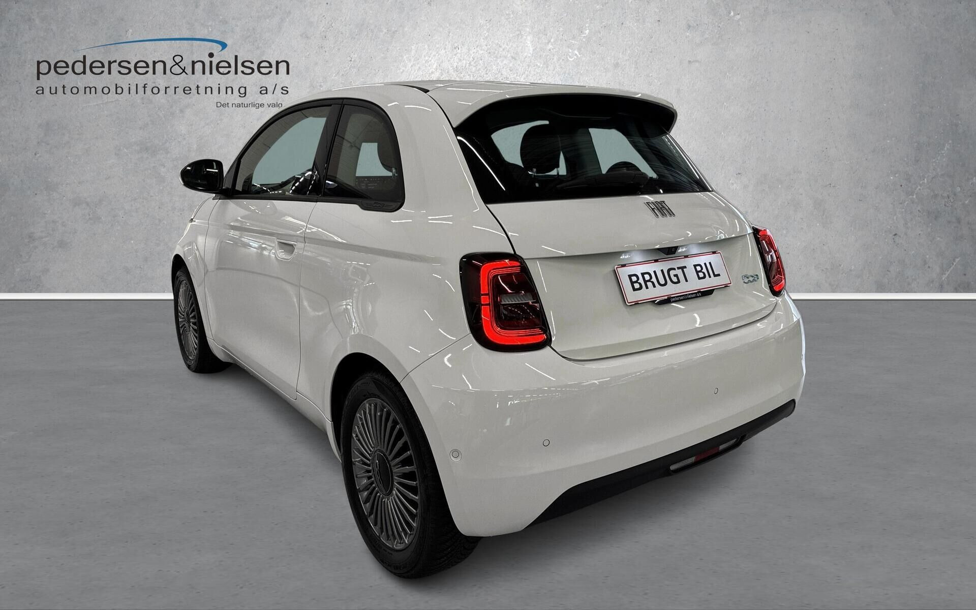 Hvid Fiat 500e fra 2023