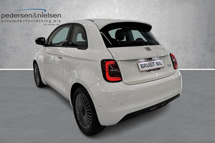 Hvid Fiat 500e fra 2023