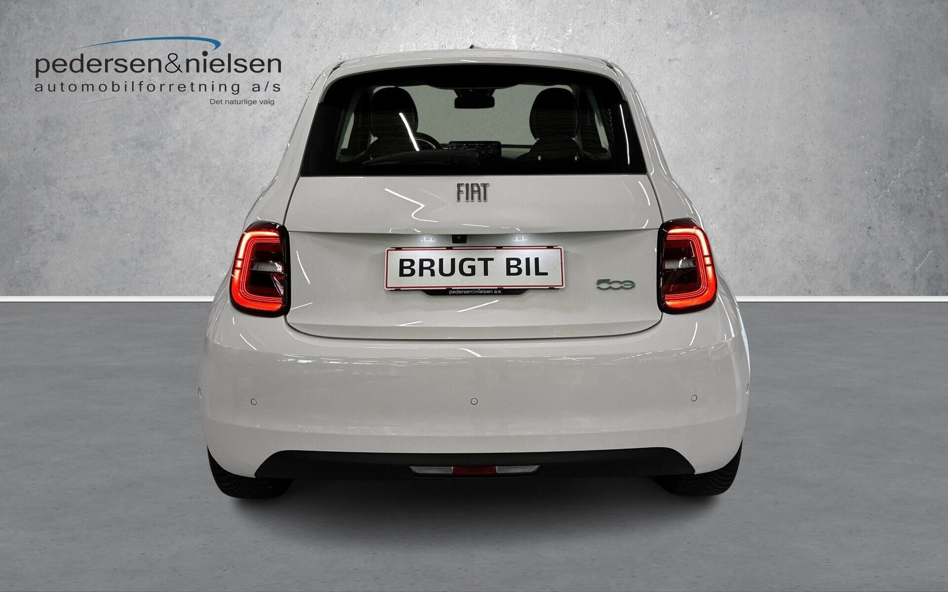 Hvid Fiat 500e fra 2023