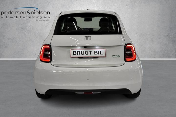 Hvid Fiat 500e fra 2023