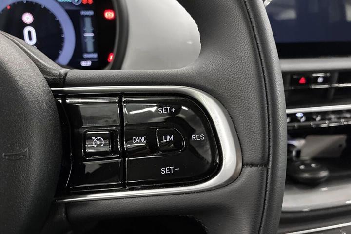Hvid Fiat 500e fra 2023