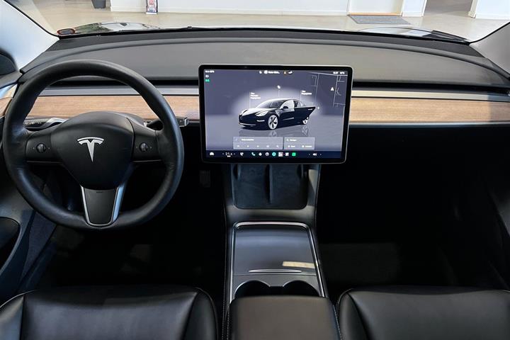 Sort Tesla Model 3 fra 2022