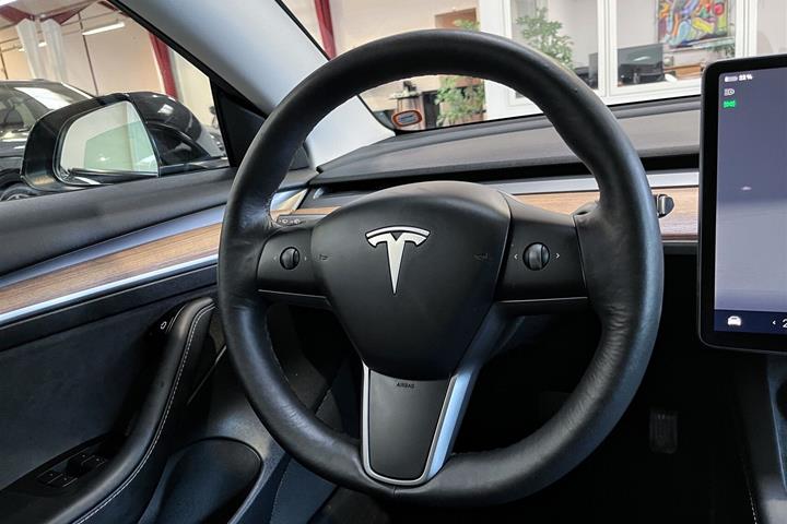 Sort Tesla Model 3 fra 2022