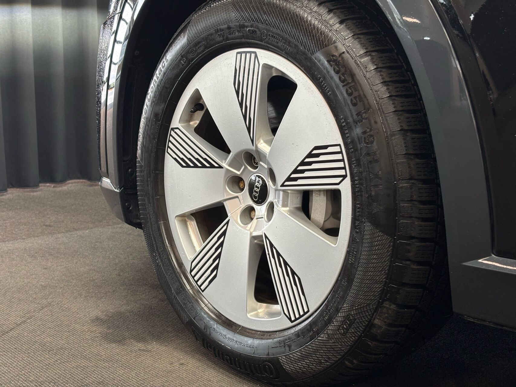 Sort Audi e-tron fra 2023