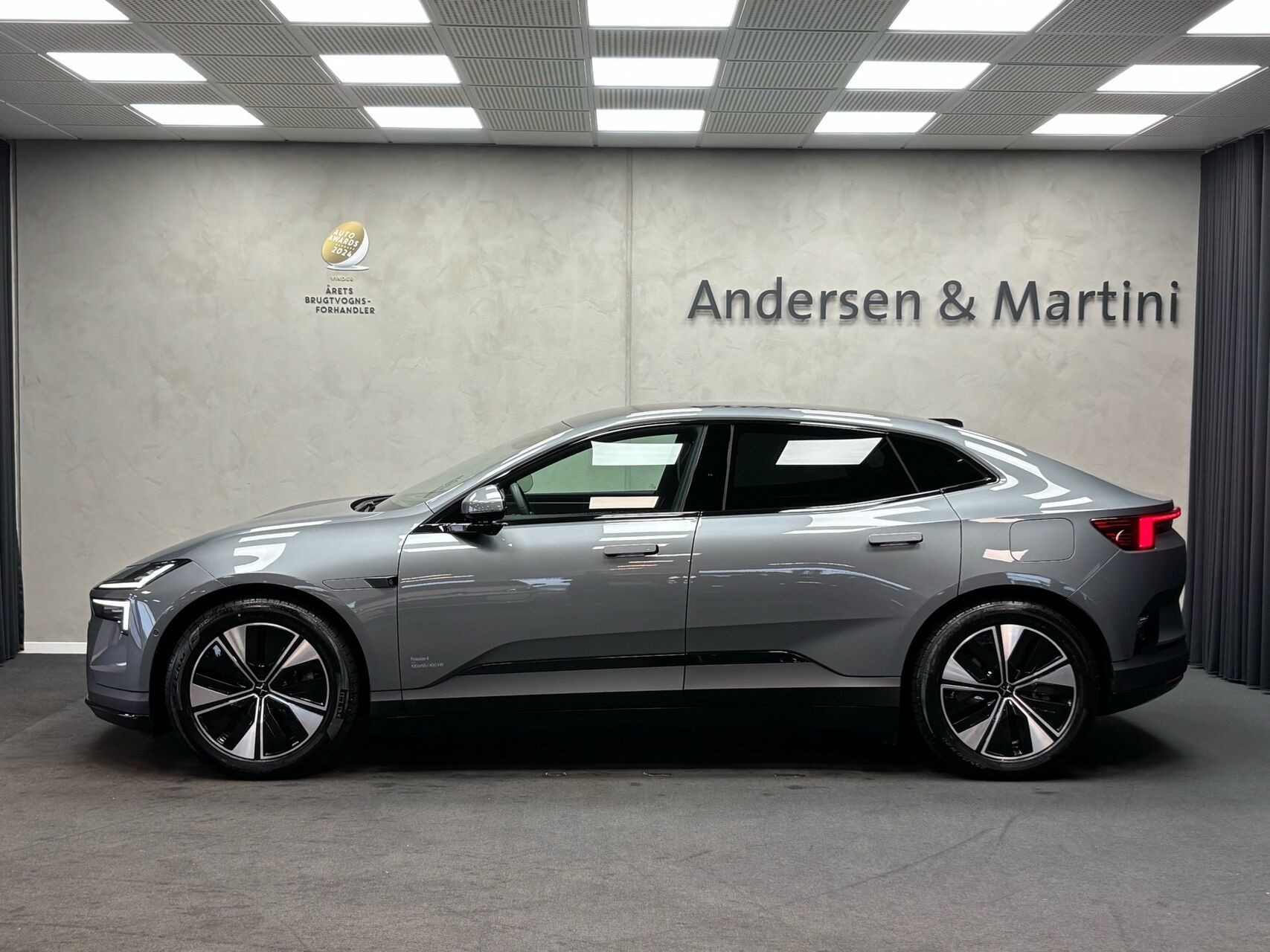 Grå Polestar 4 fra 2026