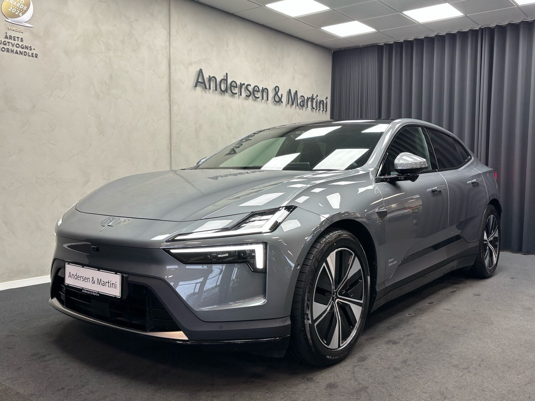 Grå Polestar 4 fra 2026
