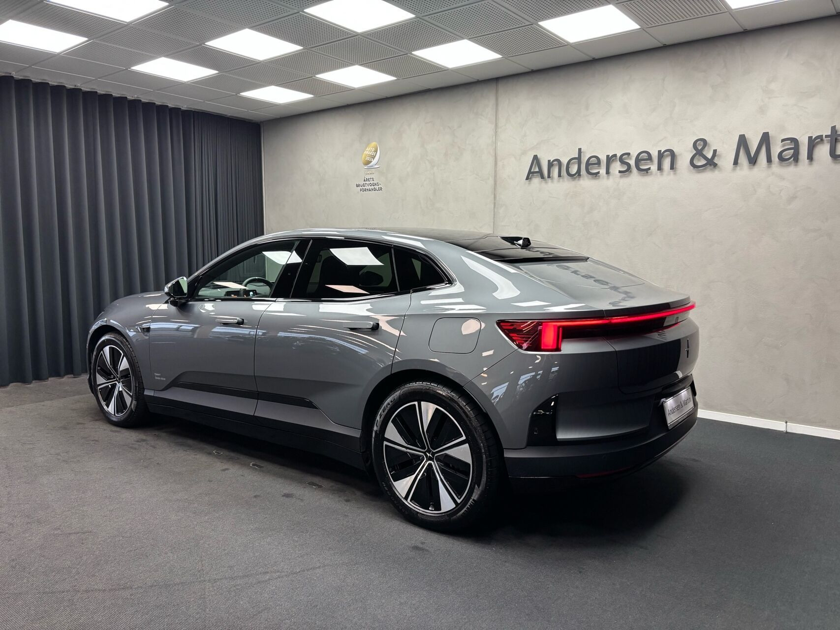 Grå Polestar 4 fra 2026