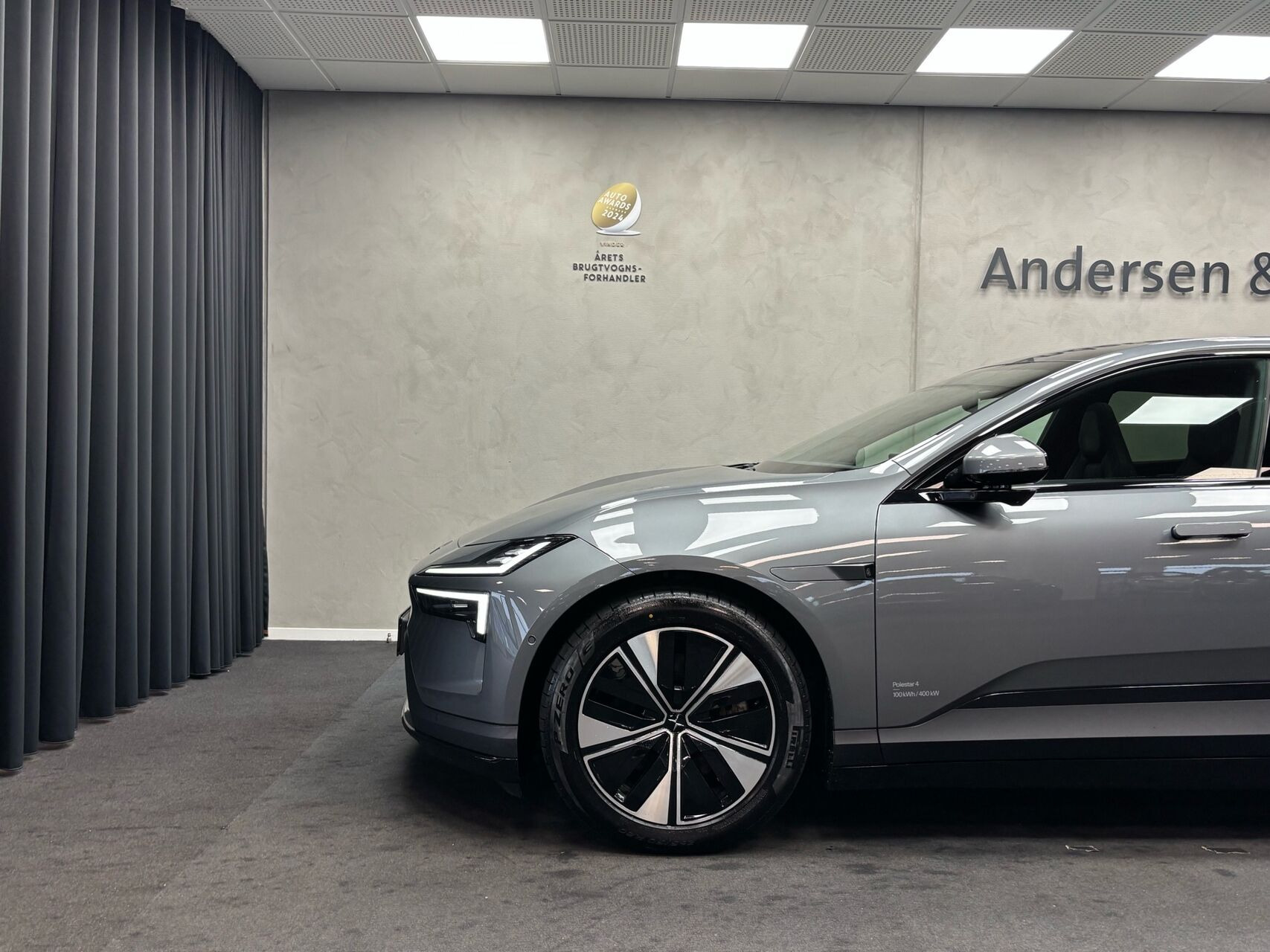 Grå Polestar 4 fra 2026