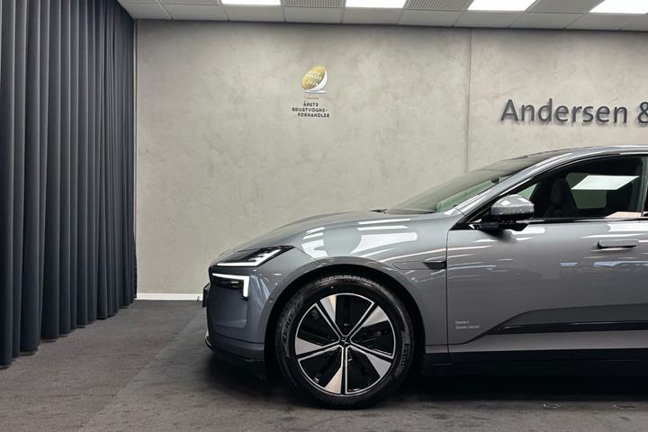 Grå Polestar 4 fra 2026