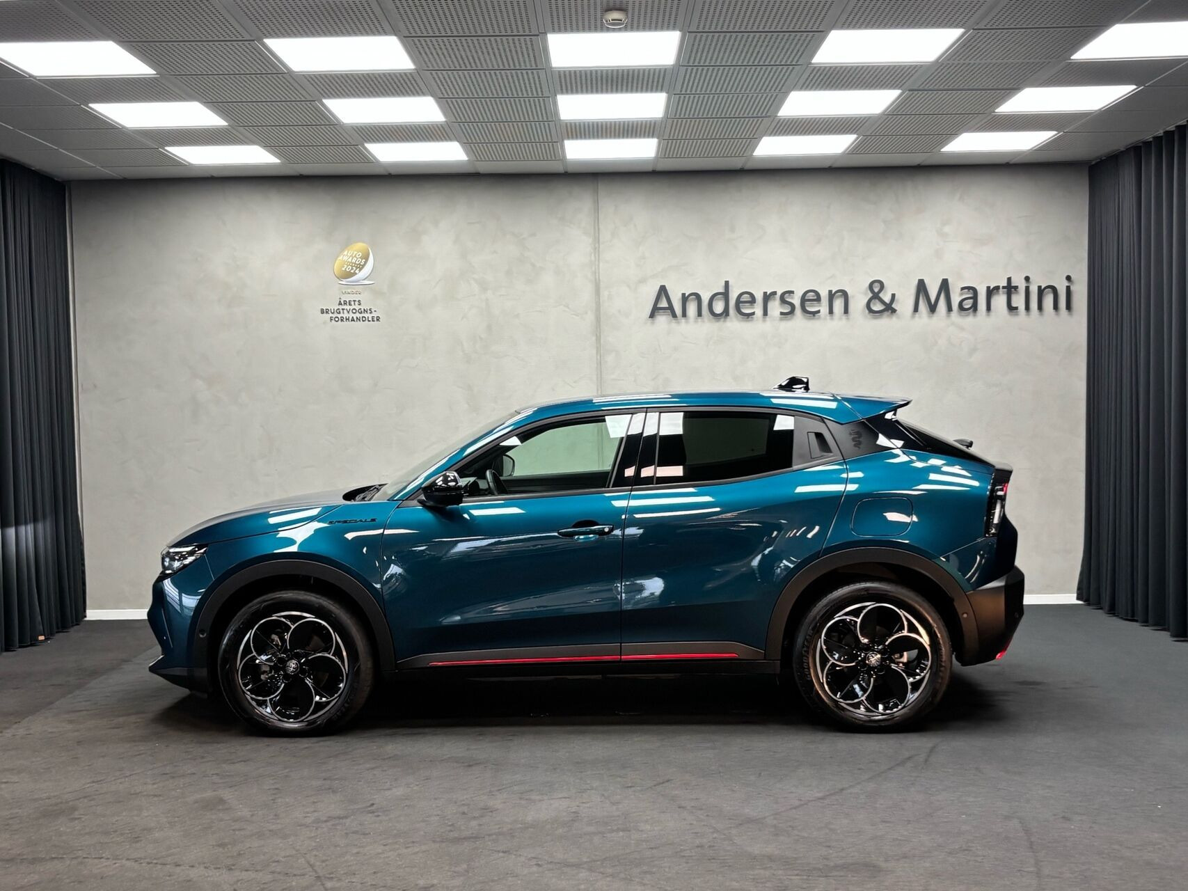 Blå Alfa Romeo Junior fra 2024