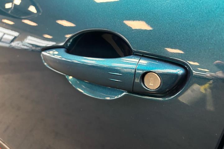 Blå Alfa Romeo Junior fra 2024