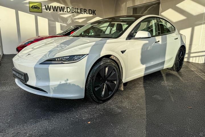 Hvid Tesla Model 3 fra 2024