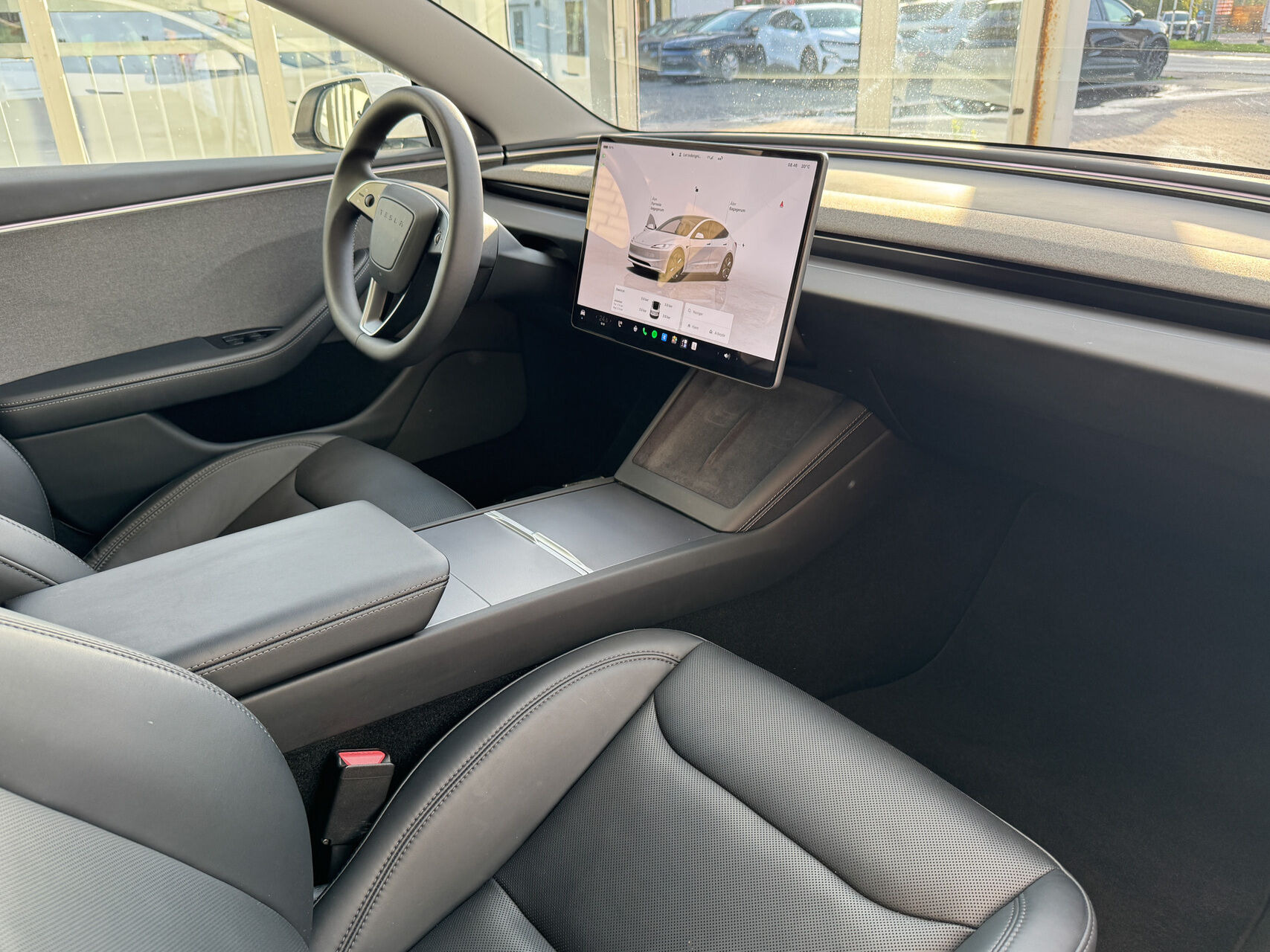 Hvid Tesla Model 3 fra 2024