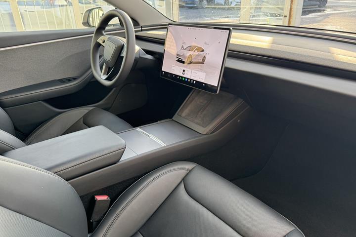 Hvid Tesla Model 3 fra 2024
