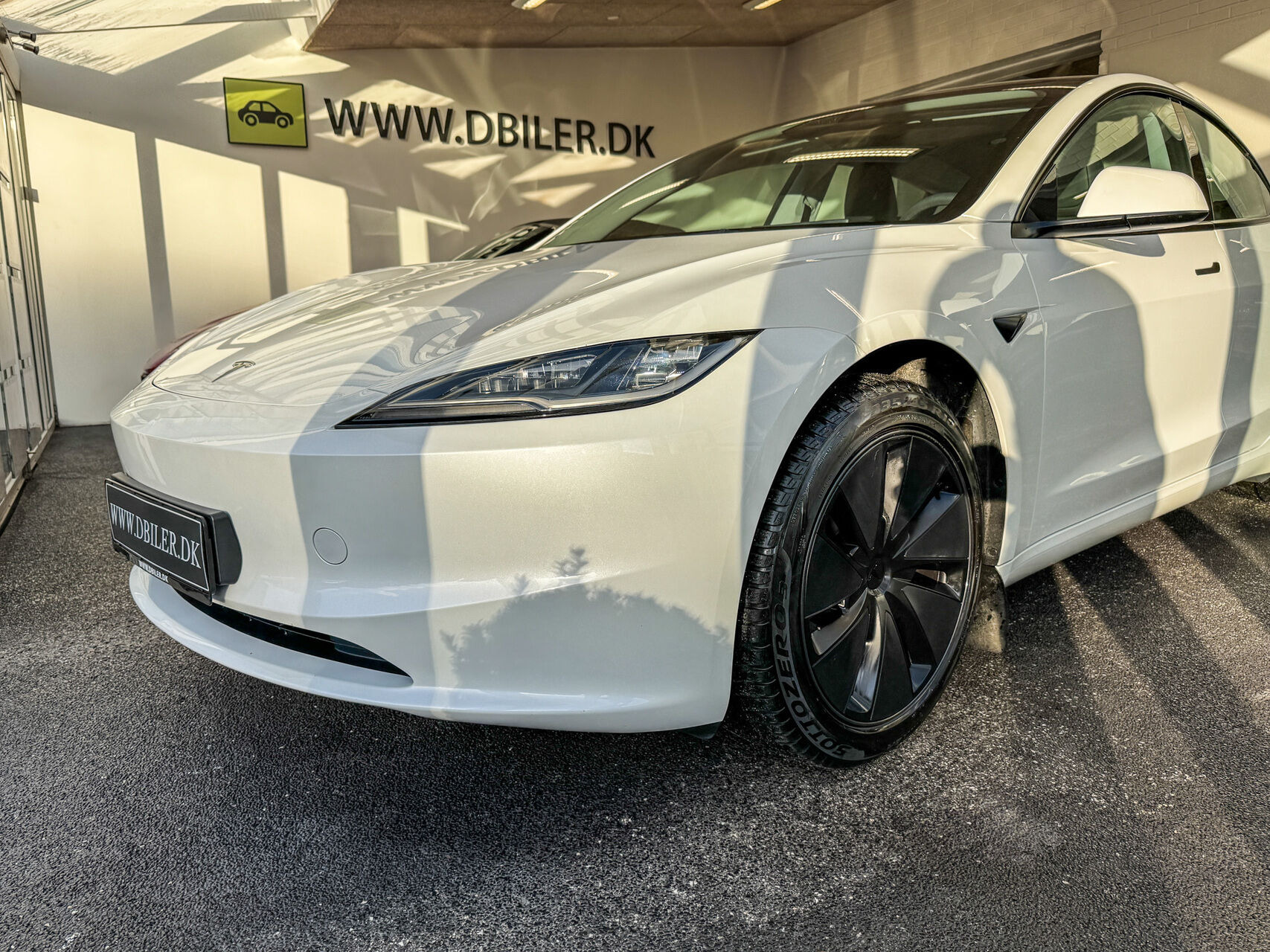 Hvid Tesla Model 3 fra 2024