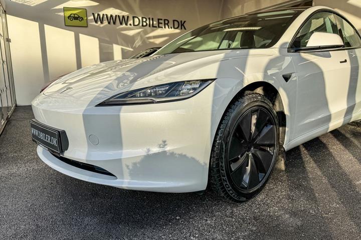 Hvid Tesla Model 3 fra 2024