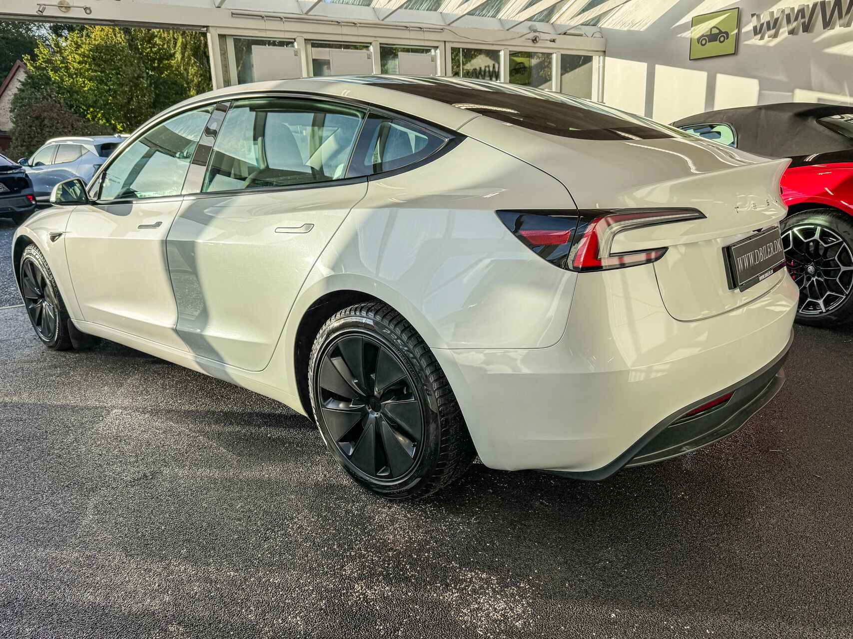 Hvid Tesla Model 3 fra 2024