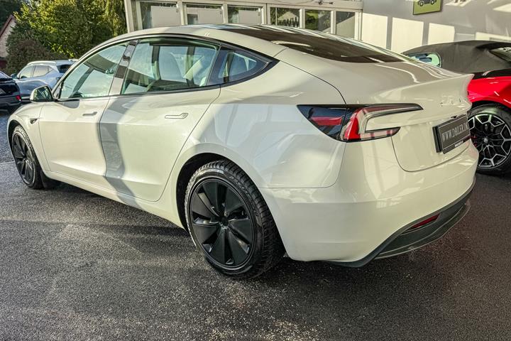 Hvid Tesla Model 3 fra 2024