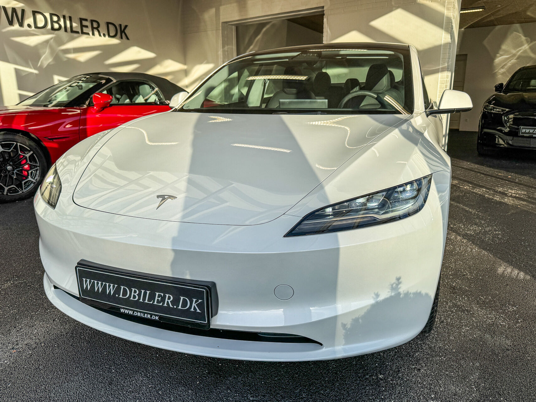 Hvid Tesla Model 3 fra 2024