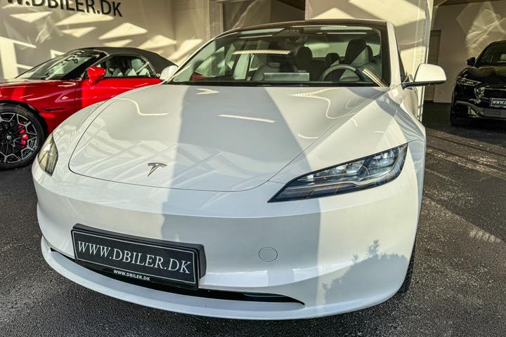 Hvid Tesla Model 3 fra 2024