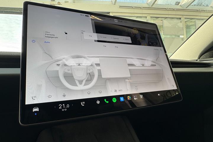 Hvid Tesla Model 3 fra 2024
