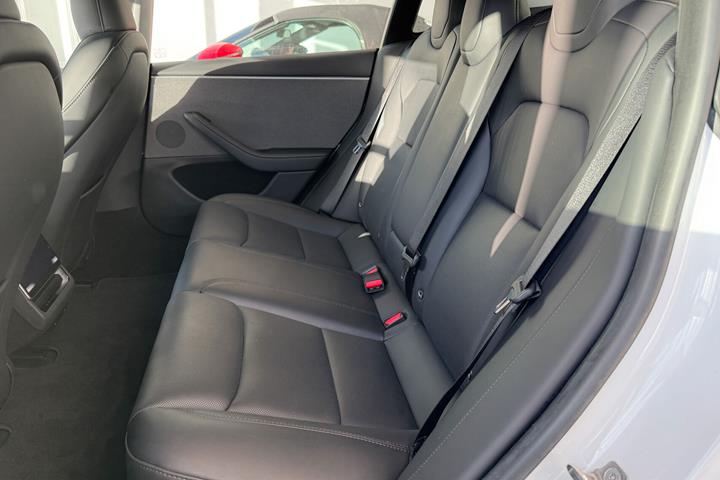 Hvid Tesla Model 3 fra 2024
