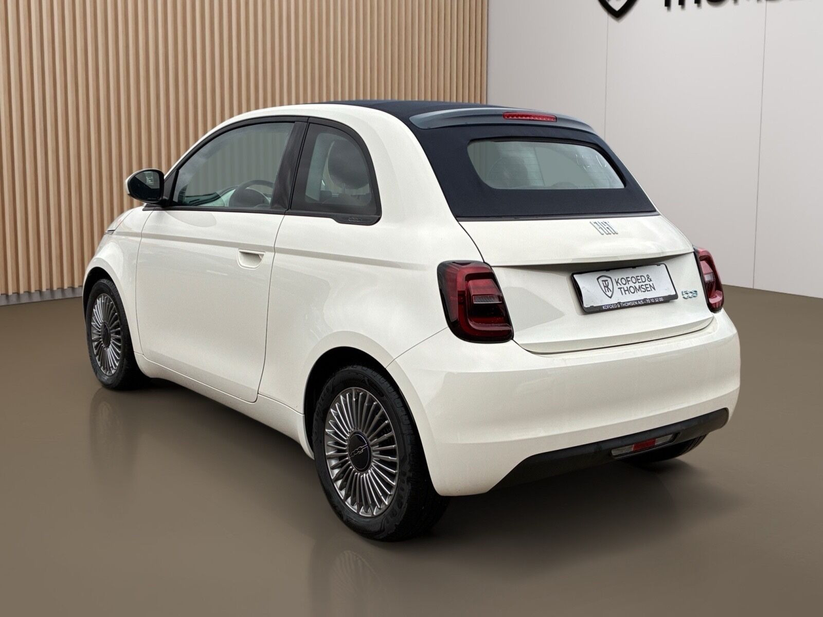 Hvid Fiat 500e fra 2023