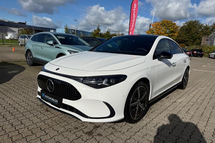 Hvid Mercedes CLA250+ fra 2026 set udefra