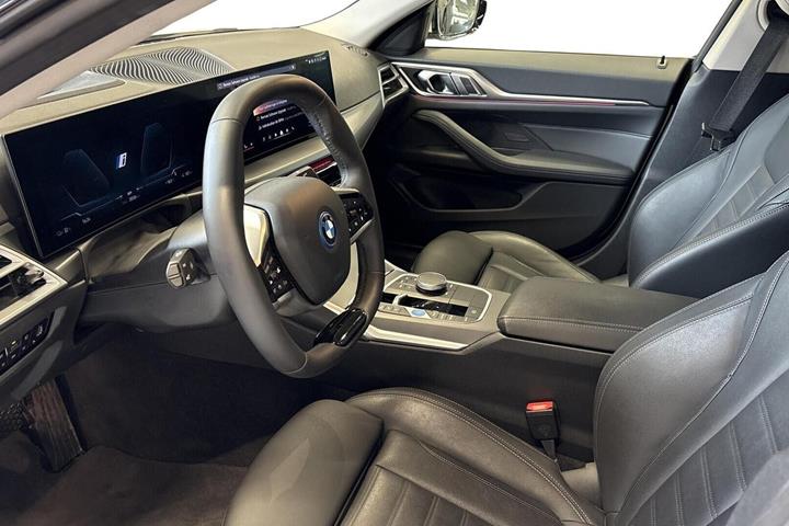 Hvid BMW i4 fra 2024