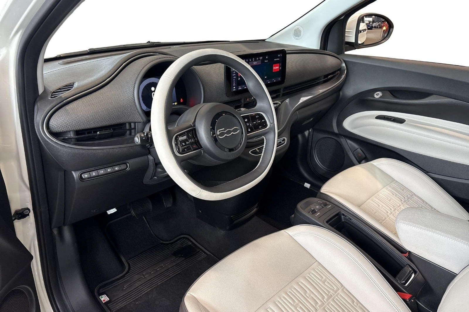 Hvid Fiat 500e fra 2023