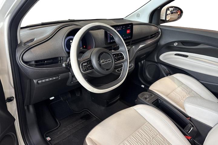 Hvid Fiat 500e fra 2023