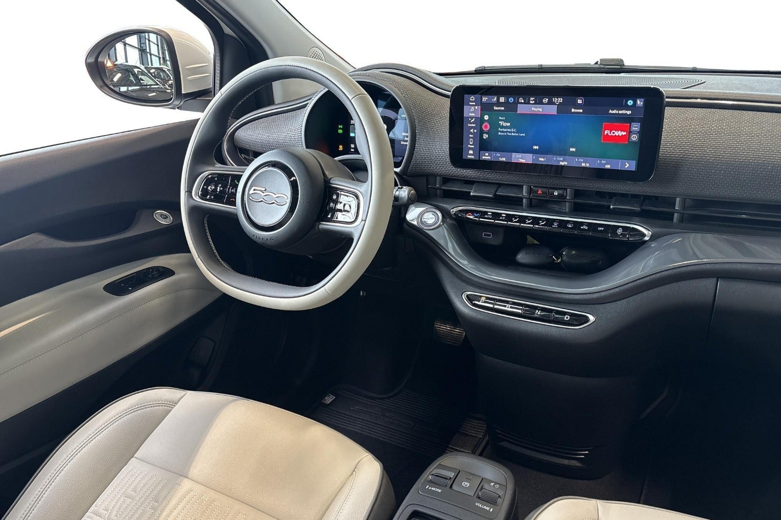 Hvid Fiat 500e fra 2023