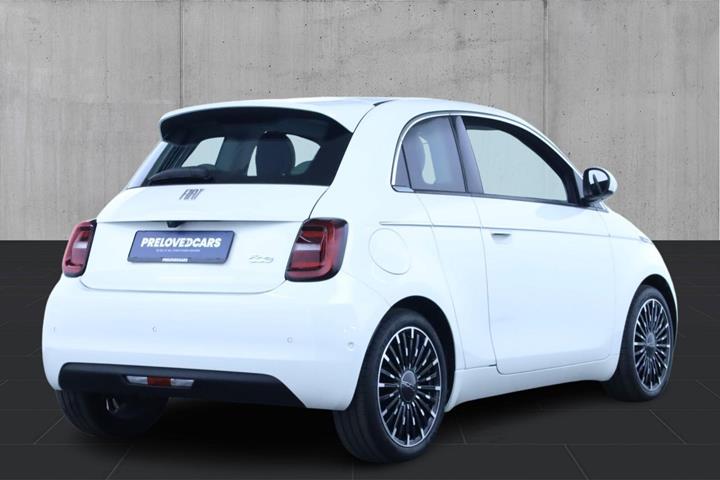 Hvid Fiat 500e fra 2023