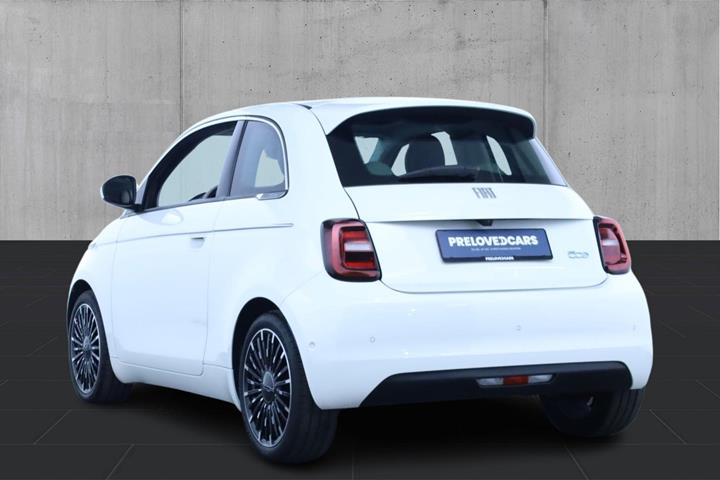 Hvid Fiat 500e fra 2023