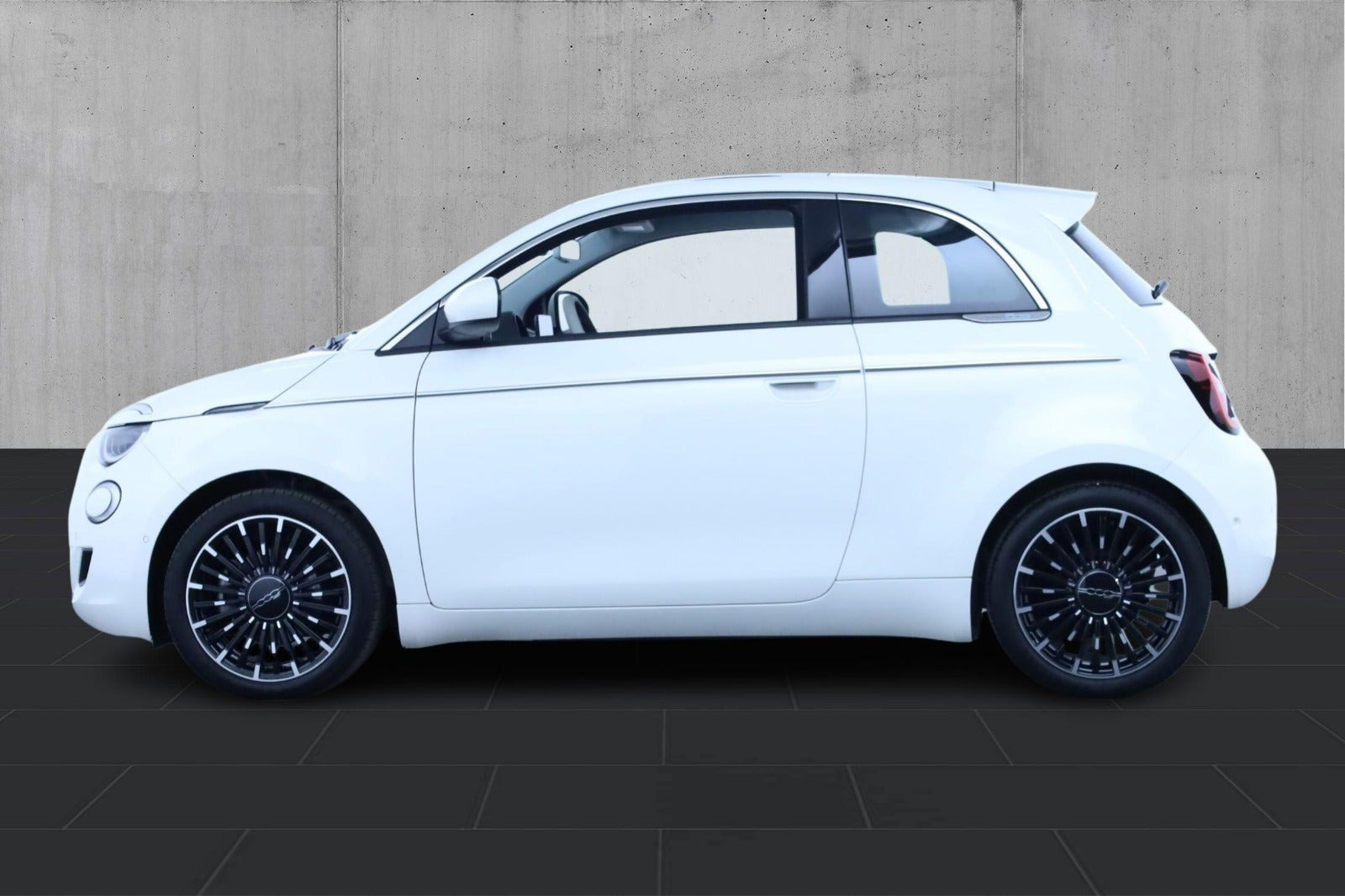 Hvid Fiat 500e fra 2023