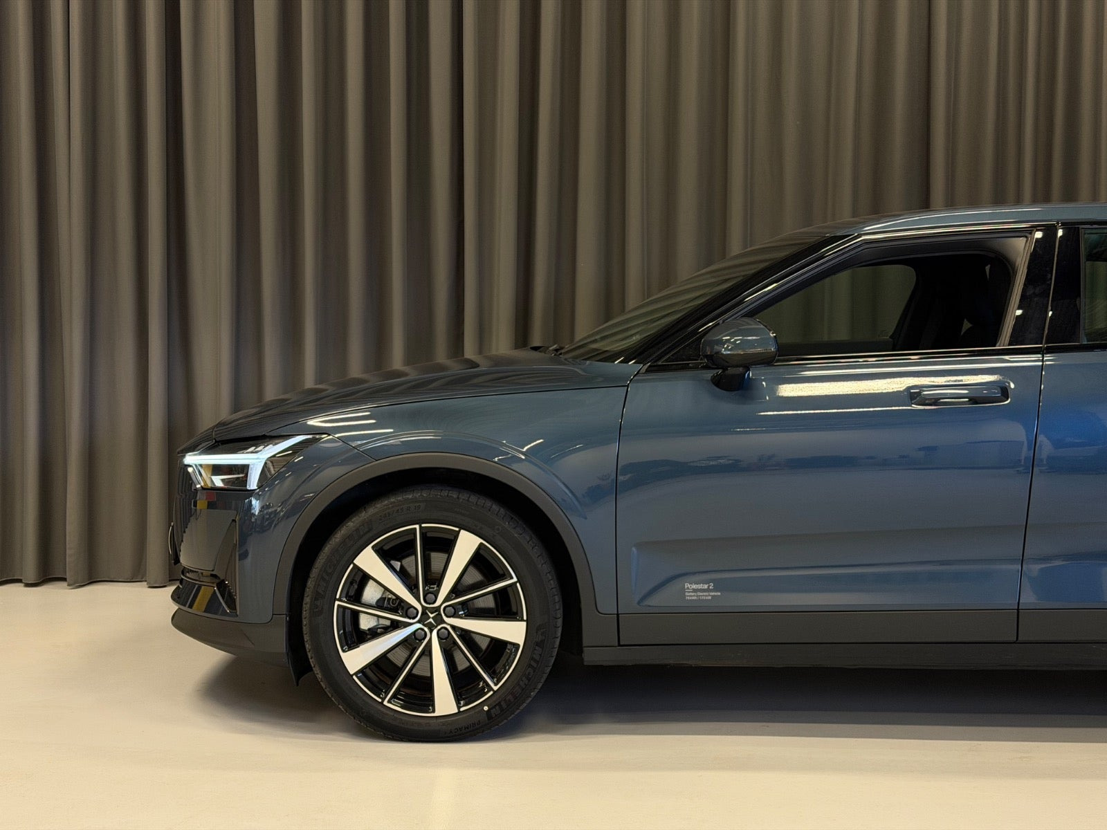 Blå Polestar 2 fra 2022