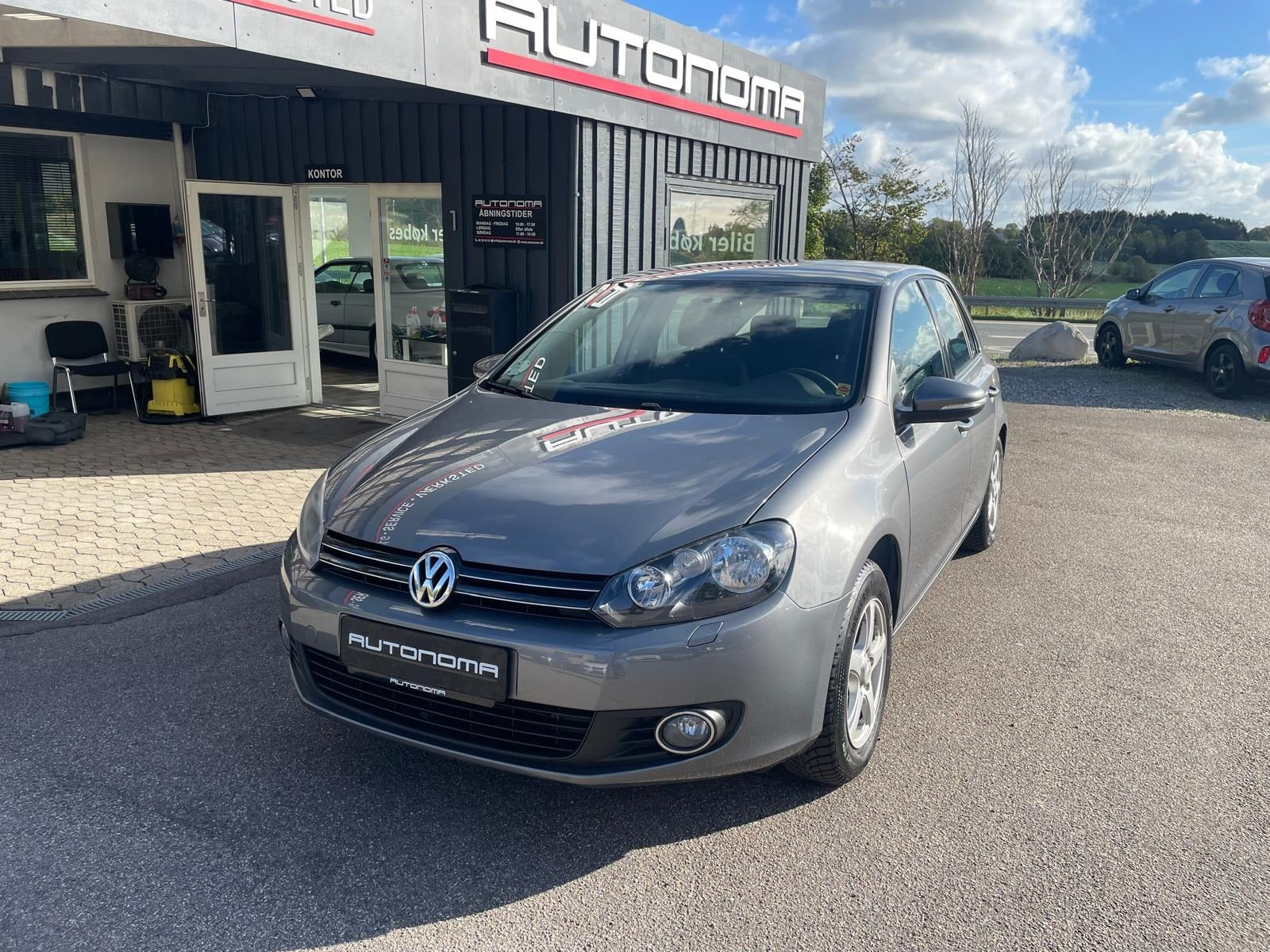 Grå VW Golf VI fra 2012