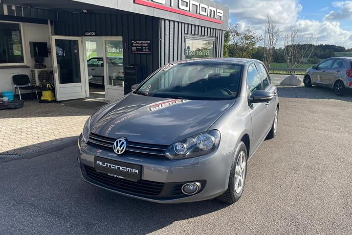 Grå VW Golf VI fra 2012