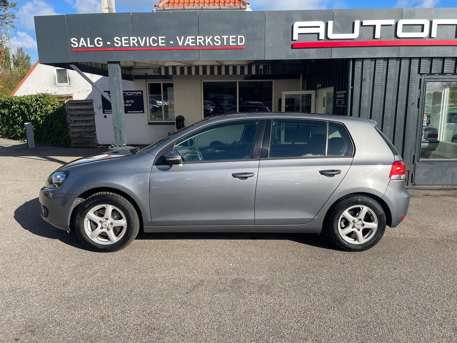Grå VW Golf VI fra 2012