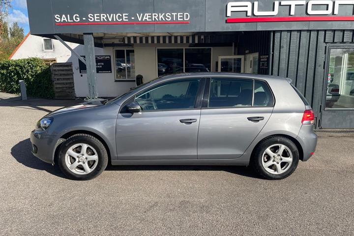 Grå VW Golf VI fra 2012