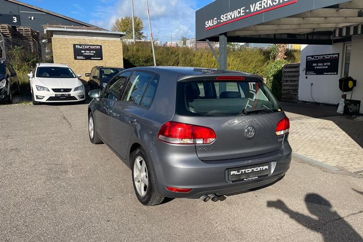 Grå VW Golf VI fra 2012